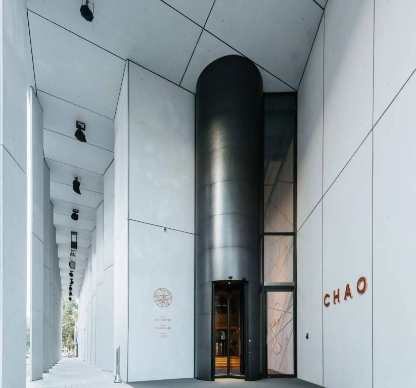 Moderne Hotelarchitektur und Eingang mit vertikalem Design und Logobeschriftung