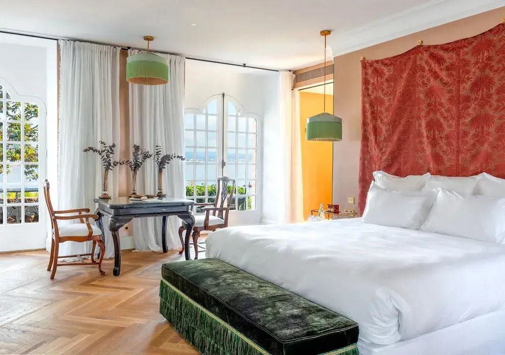 Helles Schlafzimmer mit Doppelbett und Meerblick