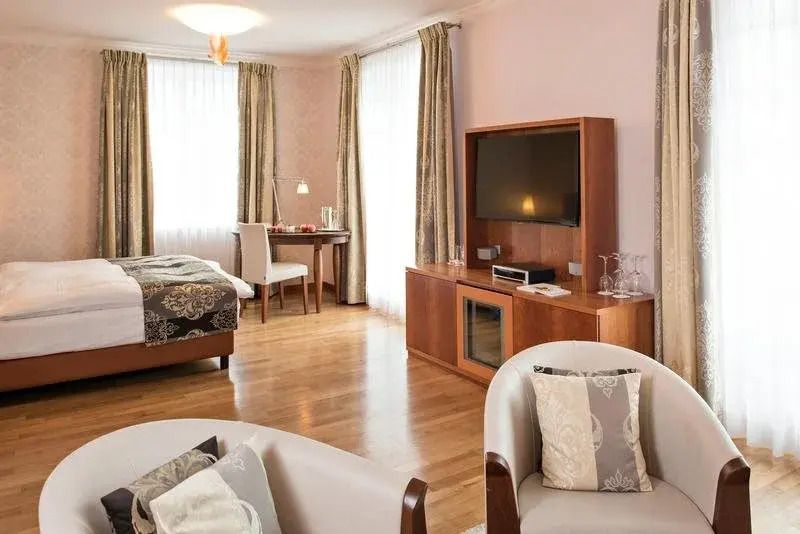 Elegantes Hotelzimmer mit Holzfußboden und gemütlichem Dekor