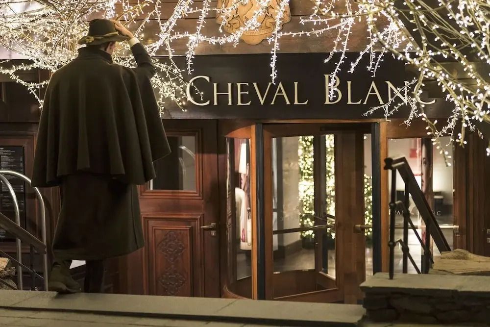 Eingang des Hotels Cheval Blanc Courchevel mit eleganter Beleuchtung