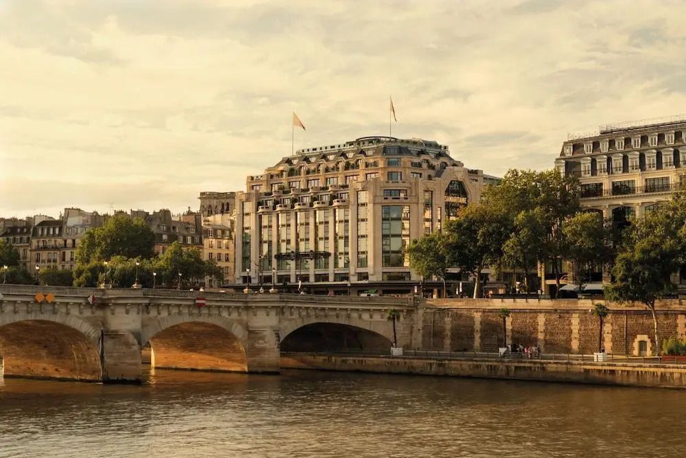 Elegante Fassade des Cheval Blanc Paris mit Blick auf die Seine im Abendlicht.