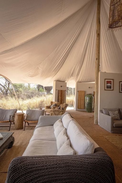 Elegantes Lounge-Zelt mit gemütlichen Sofas und stilvoller Dekoration