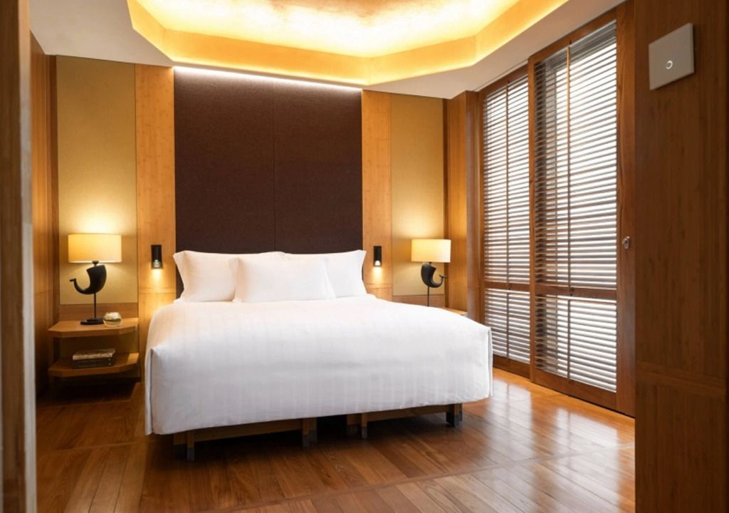 Modernes Hotelzimmer mit Holzverkleidung und großem Bett