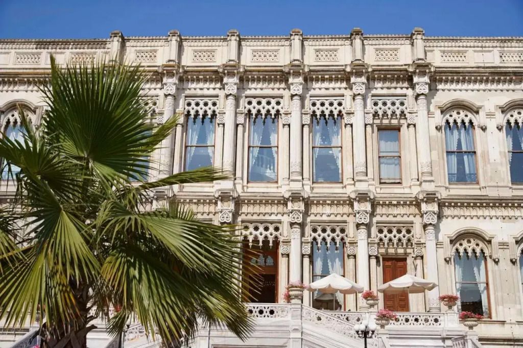 Historische Fassade des Ciragan Palace Kempinski mit verziertem Architekturdesign