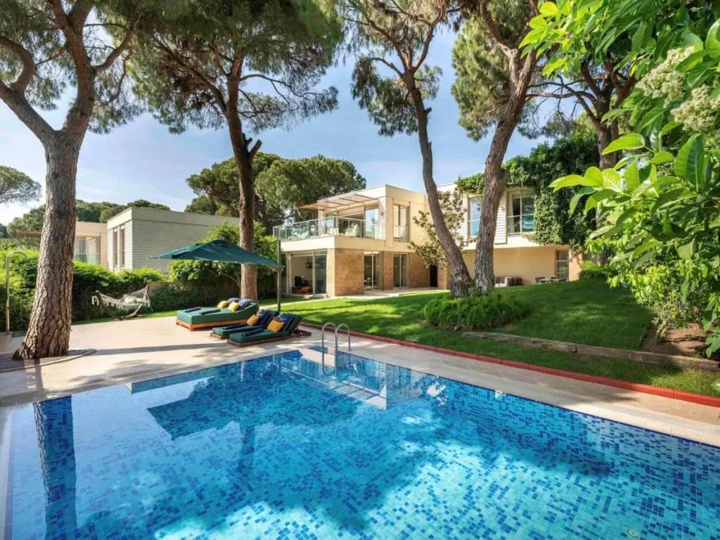 Luxusvilla mit Pool und grüner Umgebung im Hotel Club Prive by Rixos Belek