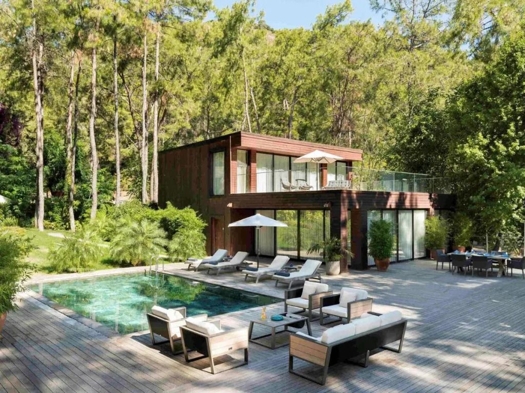 Luxusvilla mit privatem Pool und Terrasse in grüner Umgebung