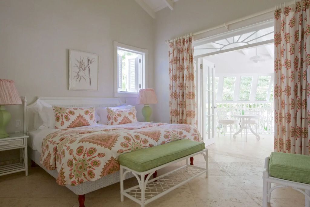 Helles Zimmer mit Doppelbett und Zugang zu einem hellen Balkonbereich