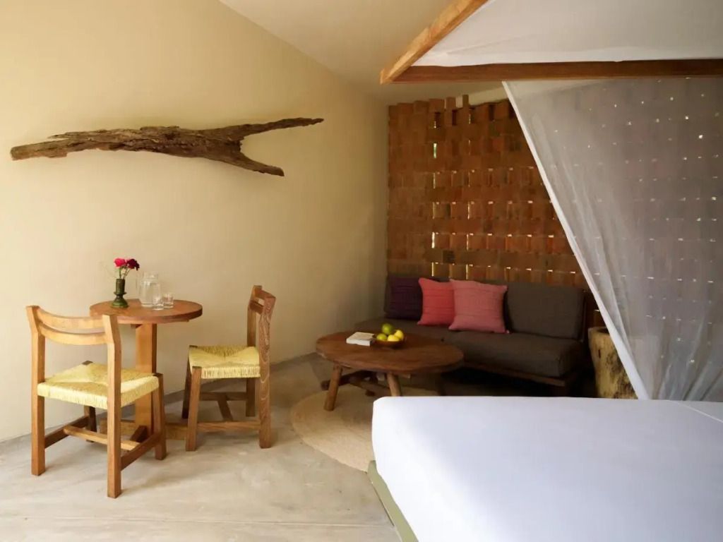 Gemütliches Zimmer mit rustikalen Holzmöbeln und gemütlichem Sitzbereich