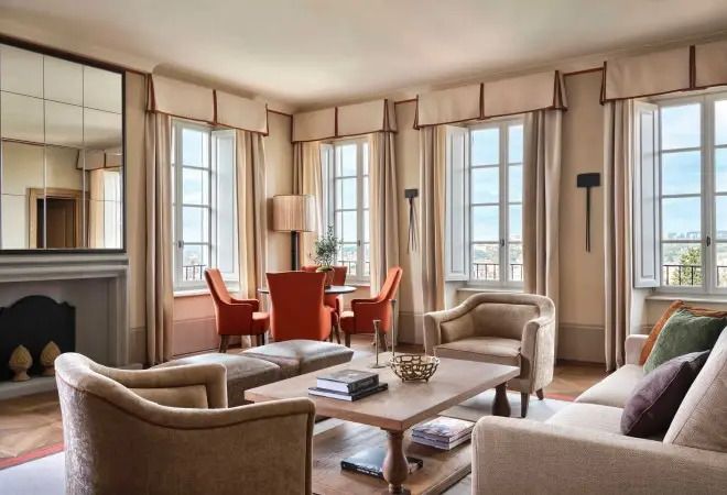 Wohnzimmerbereich mit großen Fenstern bequemen Sesseln und stilvoller Dekoration