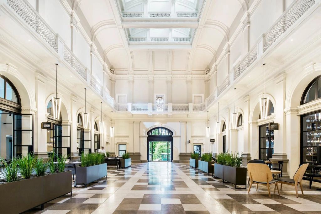 Große, helle Lobby mit Marmorboden und modernen Lichtelementen