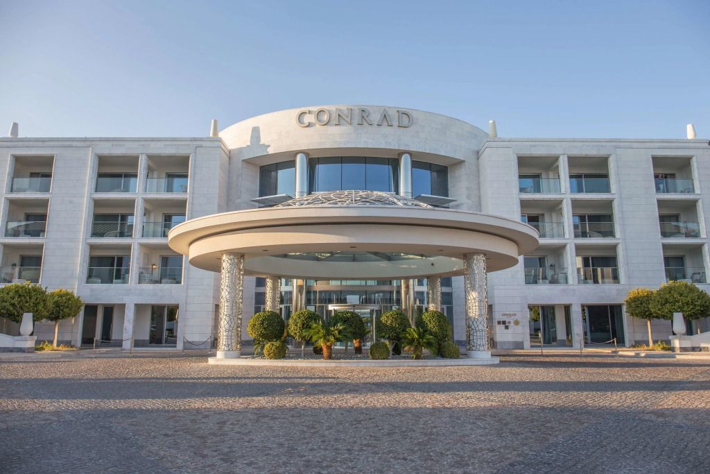 Moderne Fassade des Conrad Algarve Hotels mit prächtigen Säulen und eleganter Architektur.