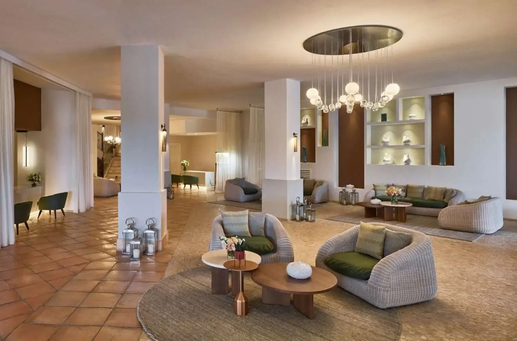 Elegante Hotellobby mit stilvoller Beleuchtung und modernen Sitzmöglichkeiten.