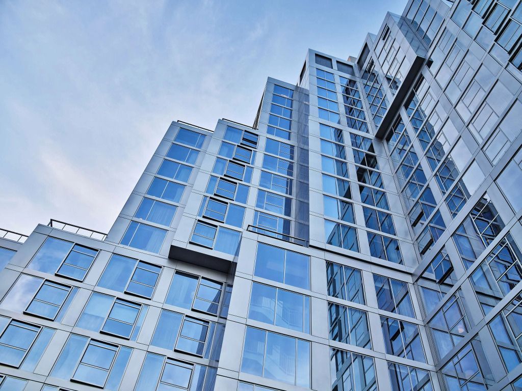 Moderne architektonische Fassade des Hotels Conrad Los Angeles unter blauem Himmel