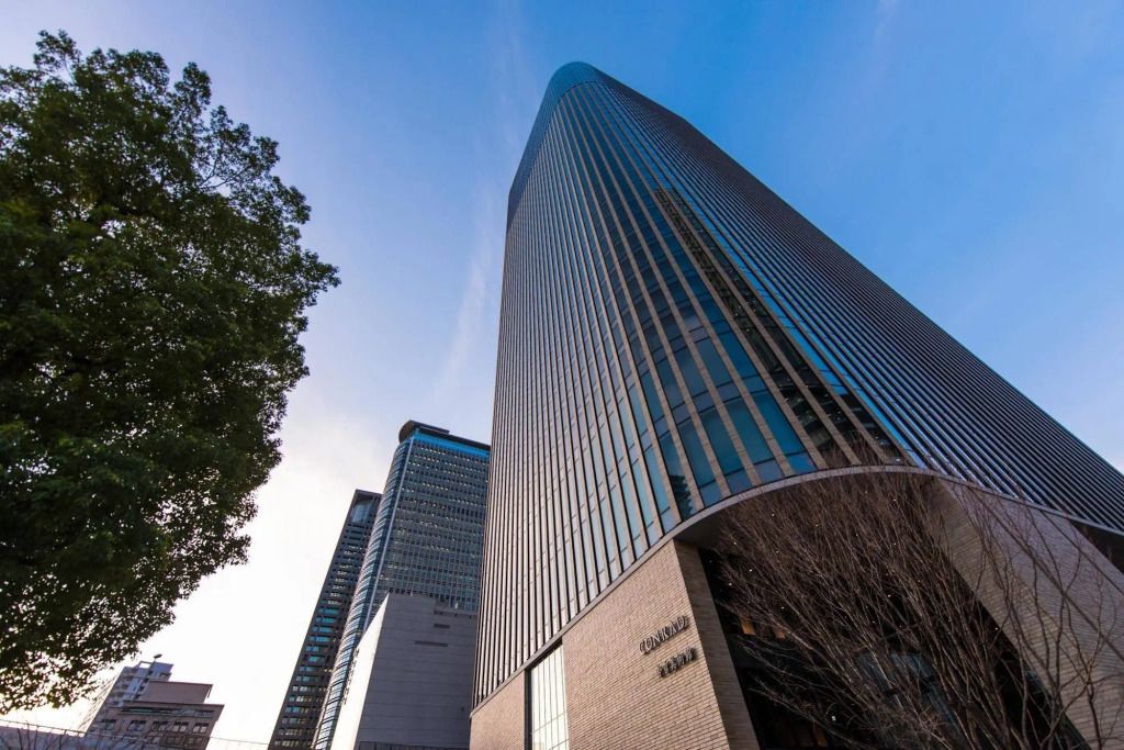 Moderne Architektur vom Conrad Osaka mit Glasfassade im Abendlicht