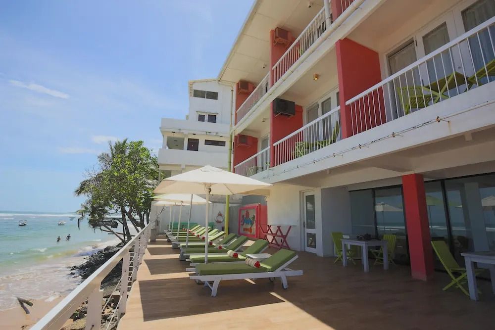 Balkonbereich mit Liegestühlen und Meerblick am Hotel