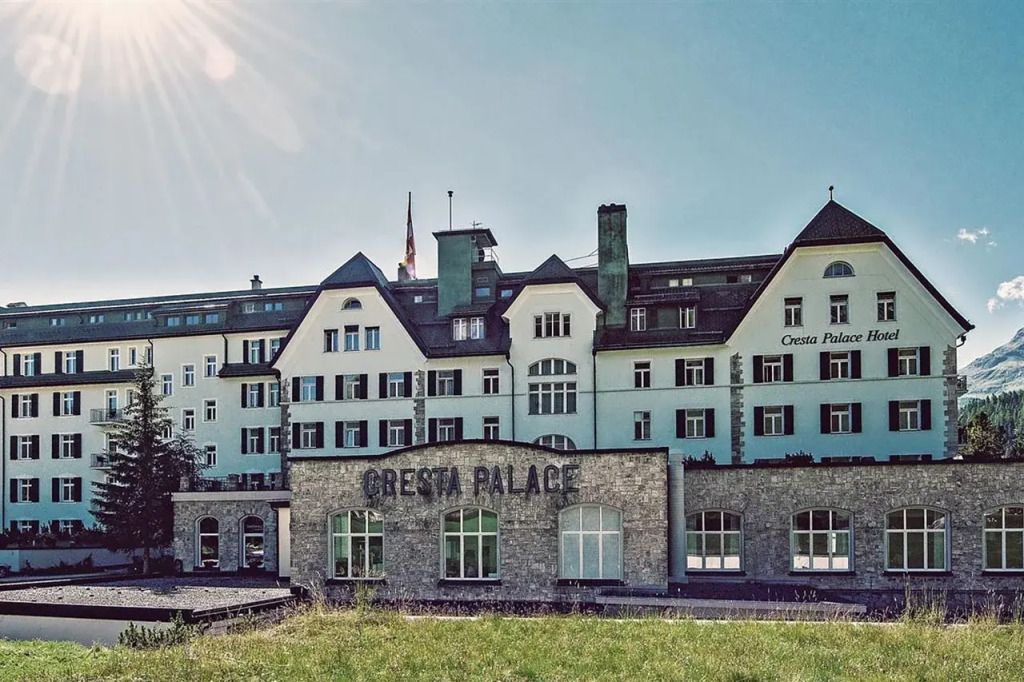 Historische Fassade des Cresta Palace Hotels unter blauem Himmel