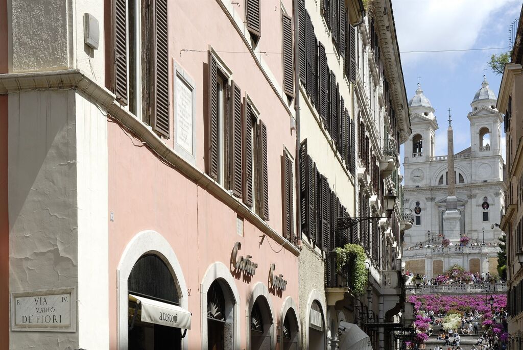 Historische Fassade mit Fensterläden und Blick auf die Spanische Treppe