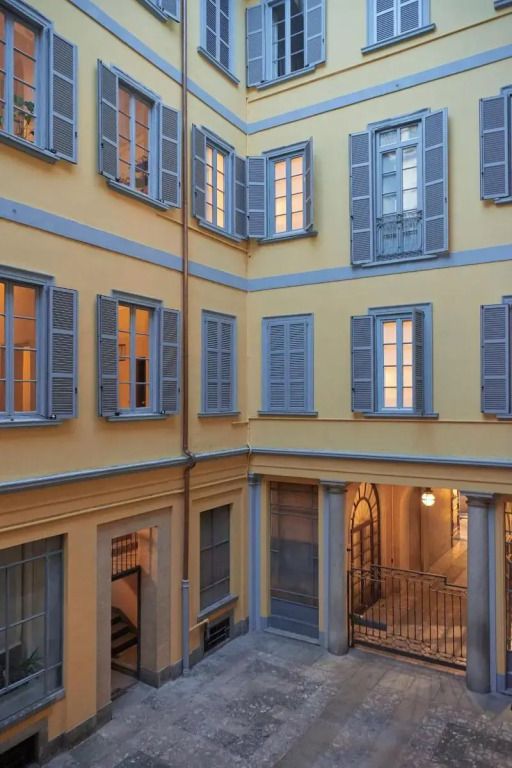 Innere Ansicht eines eleganten Innenhofs mit Fensterläden aus Holz