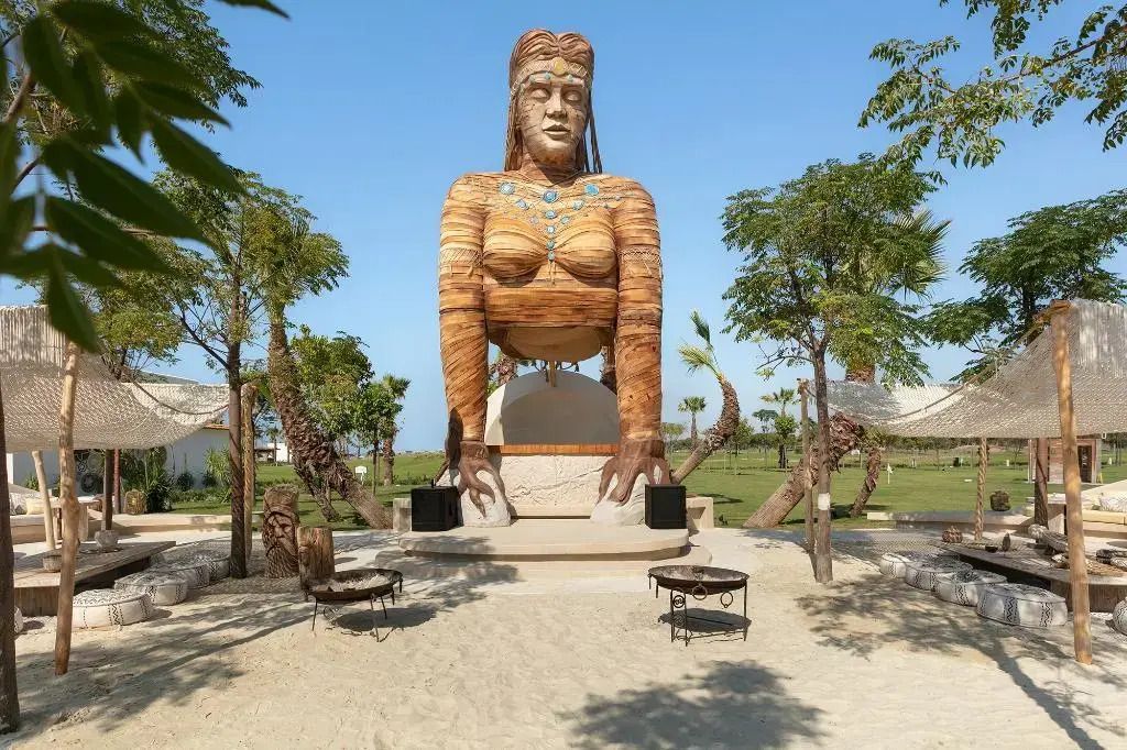 Große Holzskulptur einer Göttin im Garten des Cullinan Belek Hotels