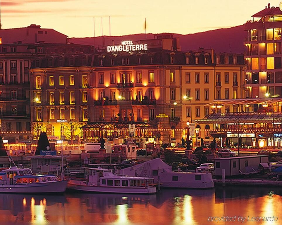 Hotel d'Angleterre Geneva bei Sonnenuntergang von der Seeseite aus gesehen