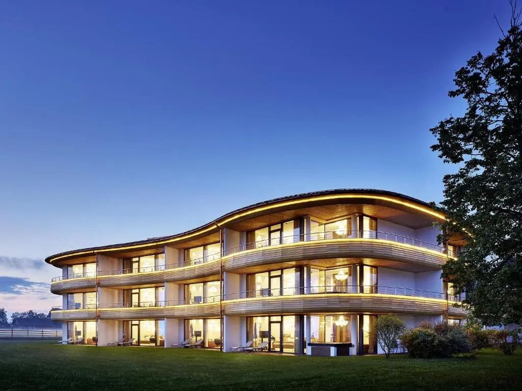 Moderne Hotelarchitektur bei Abenddämmerung mit weitläufigen Balkonen