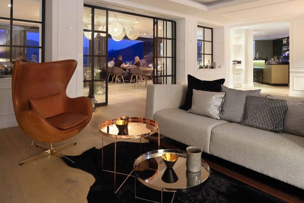 Elegante Wohnzimmer mit Designerstühlen und moderner Einrichtung