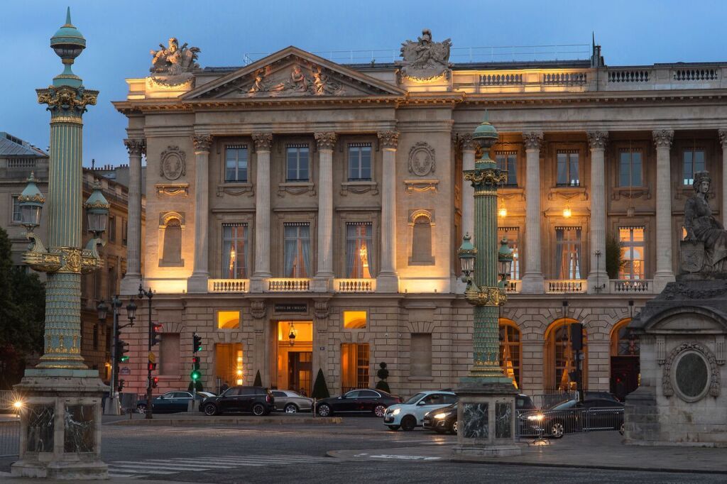 Prächtige Fassade des Hôtel de Crillon mit Beleuchtung bei Abenddämmerung