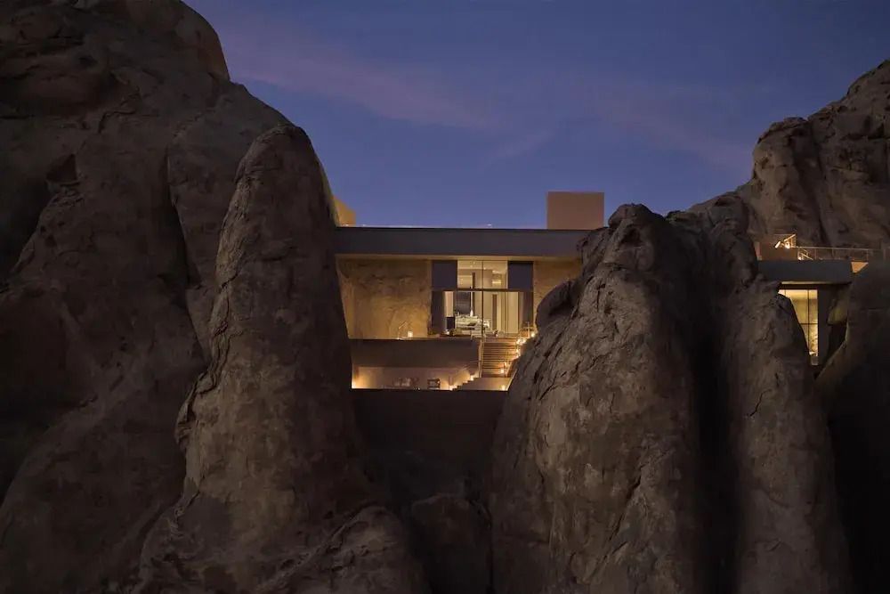 Moderne Architektur in Felsen eingebettet bei Dämmerung im Desert Rock Resort