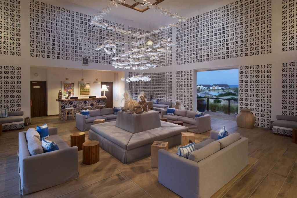 Geschmackvoll eingerichtete Lounge mit einem großen Kronleuchter und Meerblick