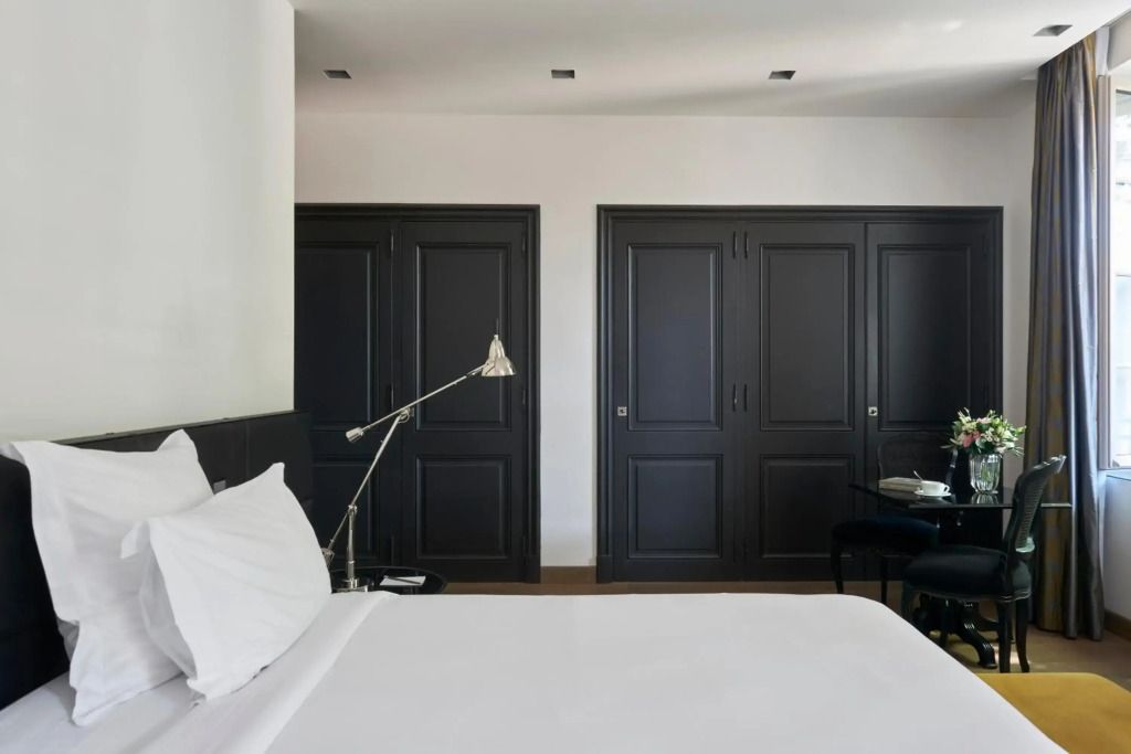 Modernes Zimmer mit elegantem Design und weißen Bettbezügen