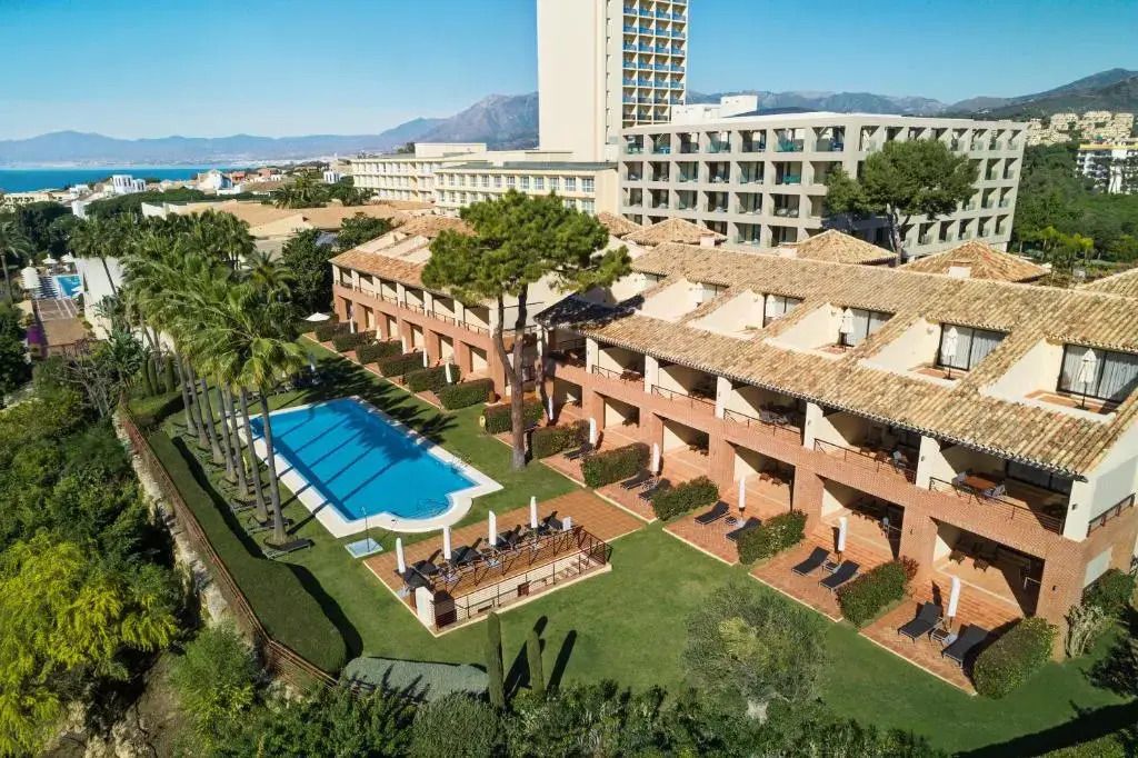 Luftaufnahme des Hotel Don Carlos Marbella mit Pool und Gärten