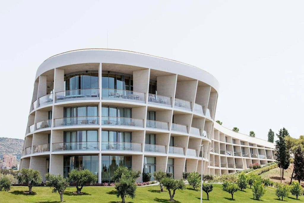 Moderne architektonische Fassade des D-Resort Sibenik mit eleganten Balkonen