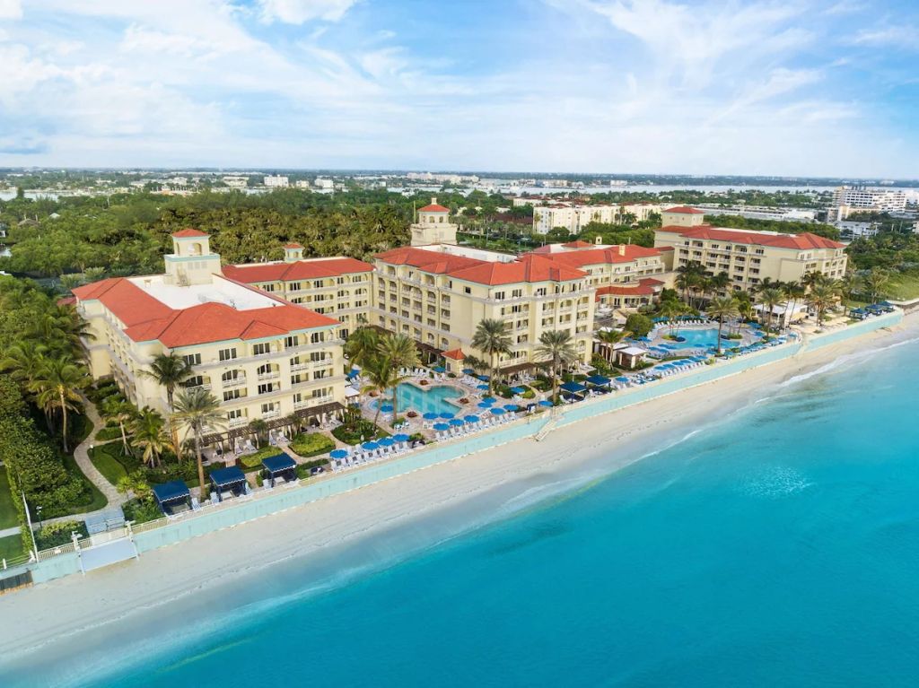 Luftaufnahme des Eau Palm Beach Resorts mit Strand und blauen Pools