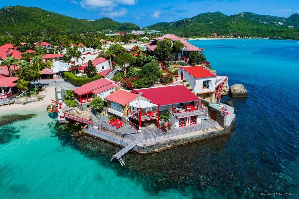 Luftaufnahme einer luxuriösen Villa am Meer mit roten Dächern auf einer Klippe