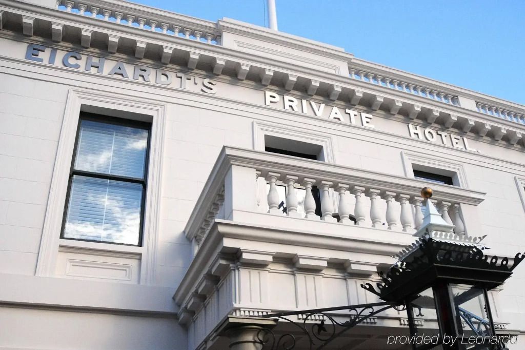 Historische Fassade von Eichardt's Private Hotel mit Balkon und Schriftzug