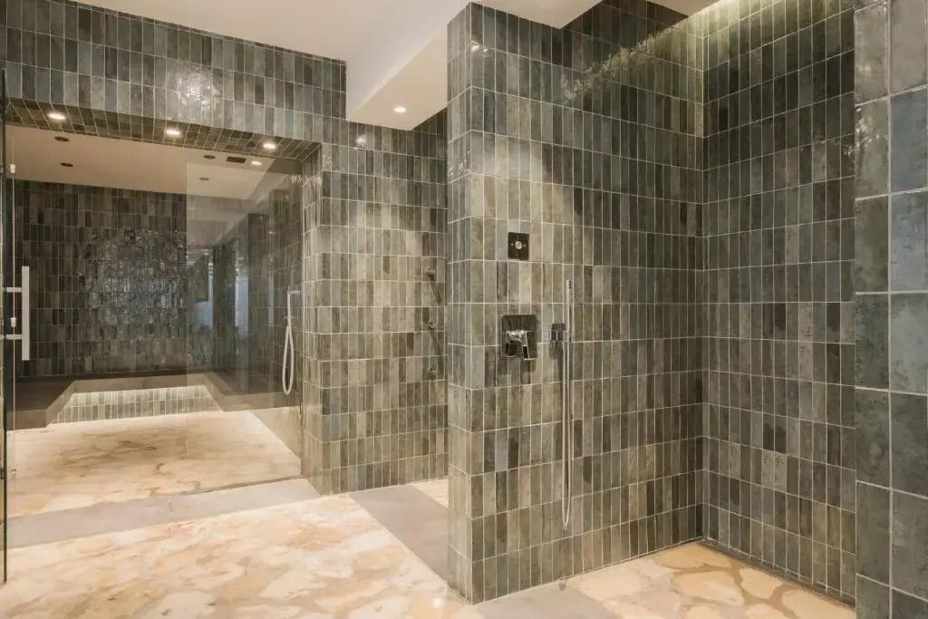 Moderne Duschen in grauen Steinfliesen gehalten