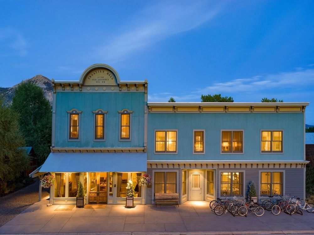 Historische Fassade der Eleven Scarp Ridge Lodge bei Dämmerung