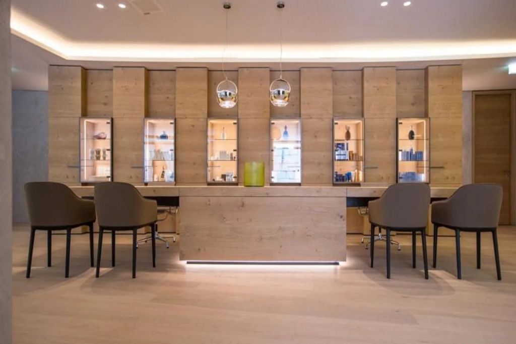 Moderne und elegante Kosmetiktheke im Spa-Bereich des Hotels