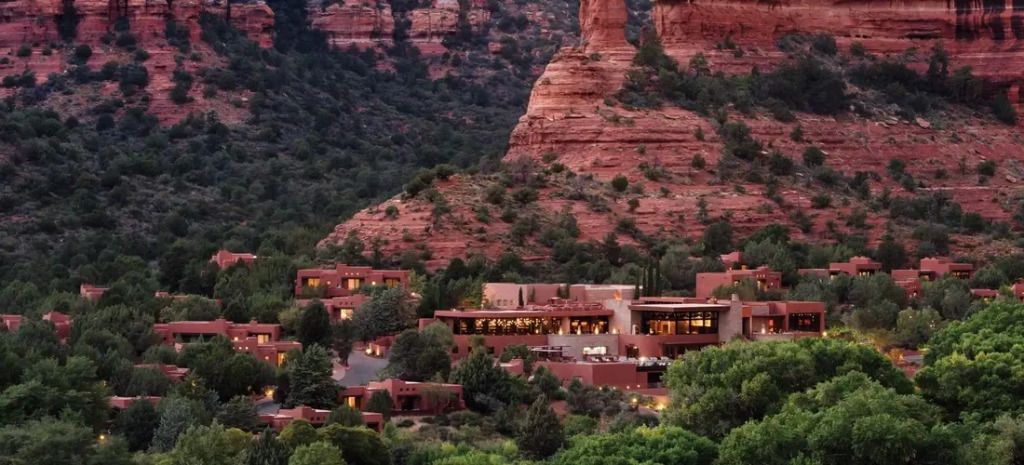 Hotelanlage vor eindrucksvoller Felskulisse in Sedona