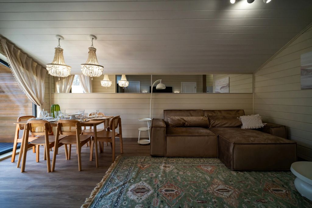 Gemütlicher Wohnbereich mit Esstisch und Sofa im MalaMala Rattray's Camp