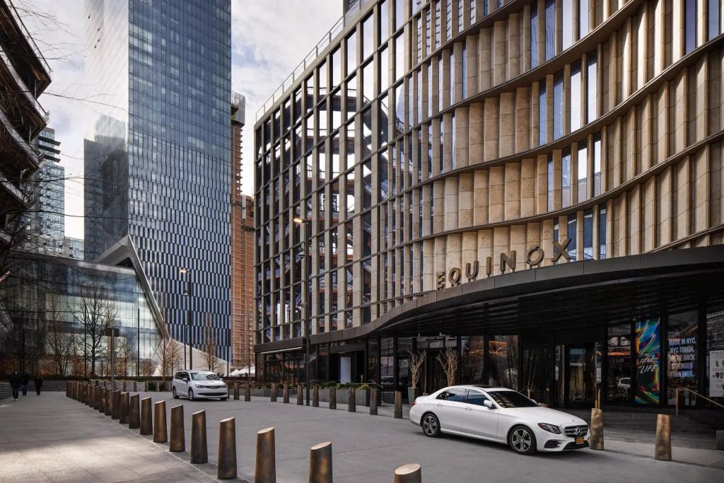 Moderne Fassade des Equinox Hotels mit eleganten Linien und urbanem Hintergrund