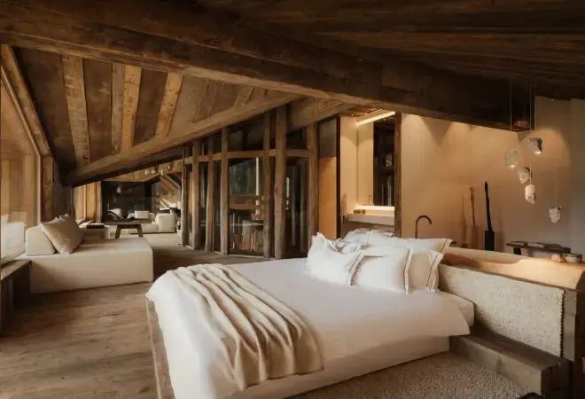 Luxuriöses Doppelzimmer mit Holzbalken und gemütlicher Einrichtung