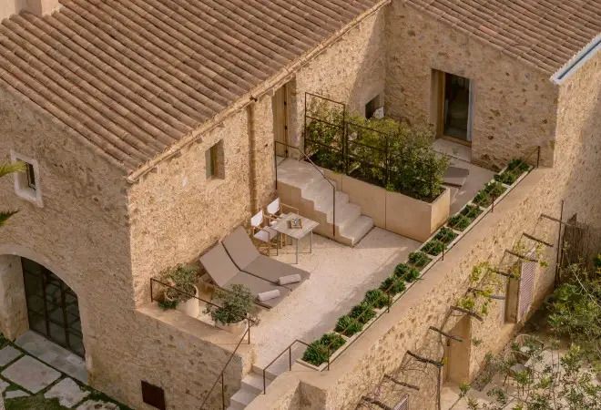 Steinhaus mit Terrasse und Liegestühlen im Hotel Es Racó d'Artà