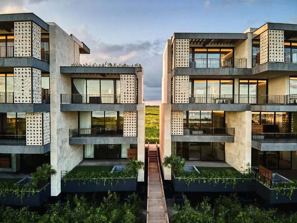 Moderne Hotelarchitektur mit großzügigen Balkonen und üppigem Grün