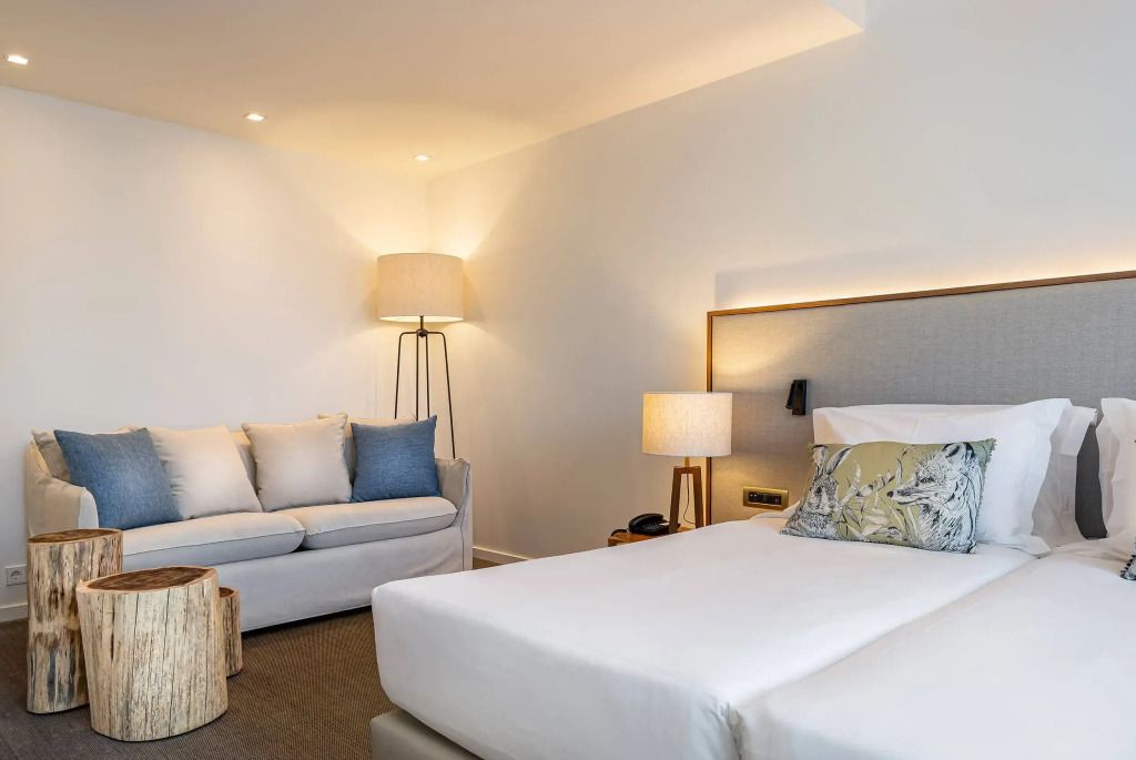 Modernes Hotelzimmer mit gemütlichem Sofa und stilvollen Lampen