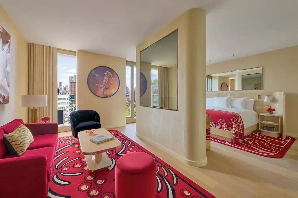 Helles Hotelzimmer mit moderner Einrichtung und großem Fenster