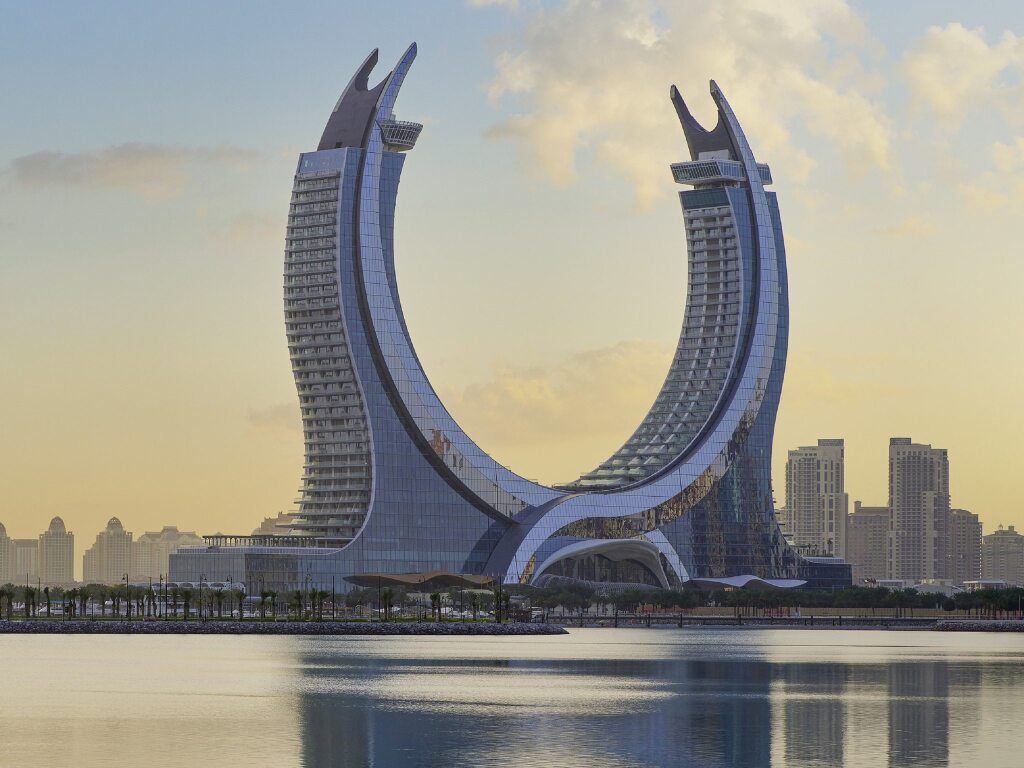 Spektakuläres modernes Design der Hotelarchitektur mit zwei Türmen