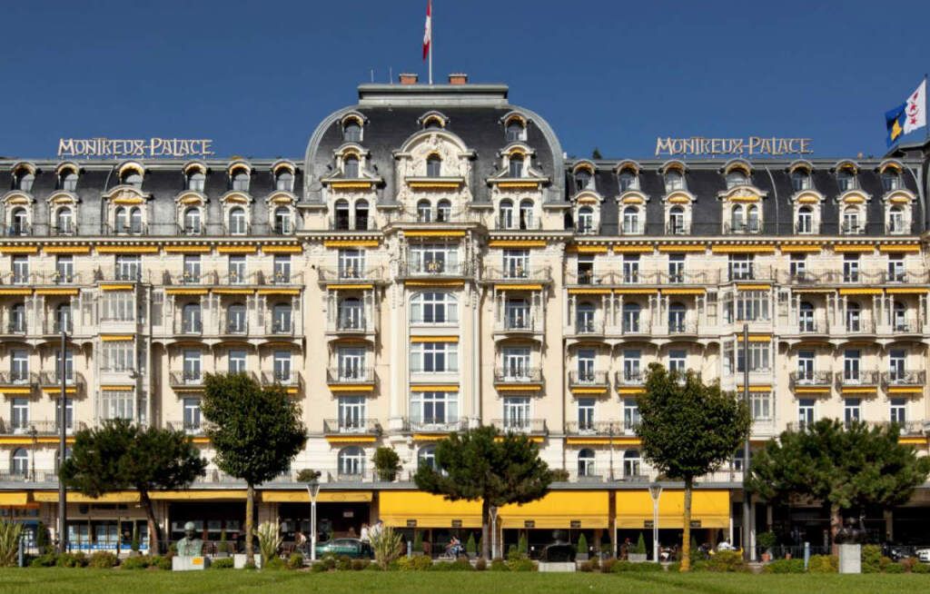 Historische Fassade des Fairmont Le Montreux Palace mit Erkerfenstern und dekorativen Details