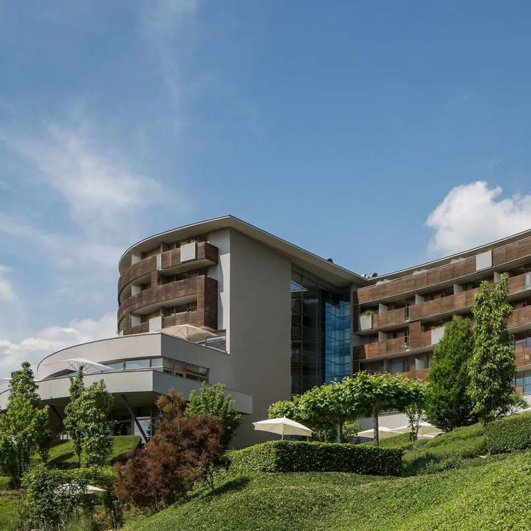 Moderne Hotelarchitektur inmitten einer grünen Landschaft mit klarem Himmel