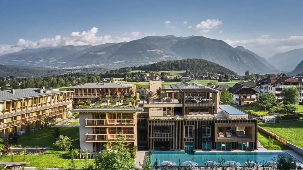 Hotelarchitektur mit Bergpanorama und Pool im Vordergrund